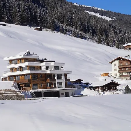 ألبس توكس شقة