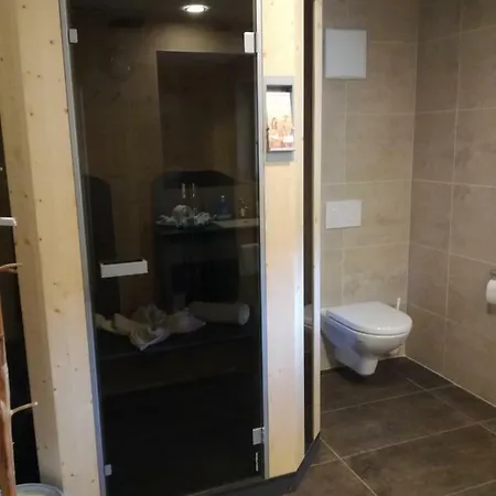 ألبس توكس شقة *